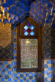 Espagne, Catalogne, Barcelone, Casa Vicens (1883 - 1885) de l'architecte du modernisme catalan Antoni Gaudi, site classé au Patrimoine Mondial de l'UNESCO, le fumoir et sa fenêtre ajourée
