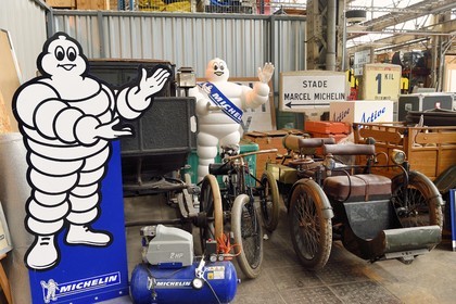France, Puy-de-Dôme (63), Clermont-Ferrand, réserves du patrimoine historique dans l'usine Michelin de Cataroux, Bibendum, fiacre (1897), tricycle Deduon-Bouton (1896) et véhicule à trois roues tricycle Léon Bollée, tous équipés de pneumatiques Michelin