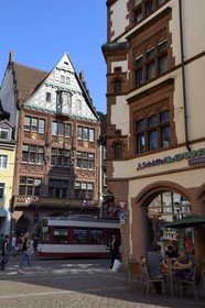 Allemagne, Bade-Wurtemberg, Fribourg en Brisgau, tram dans la rue Kaiser-Joseph Strasse