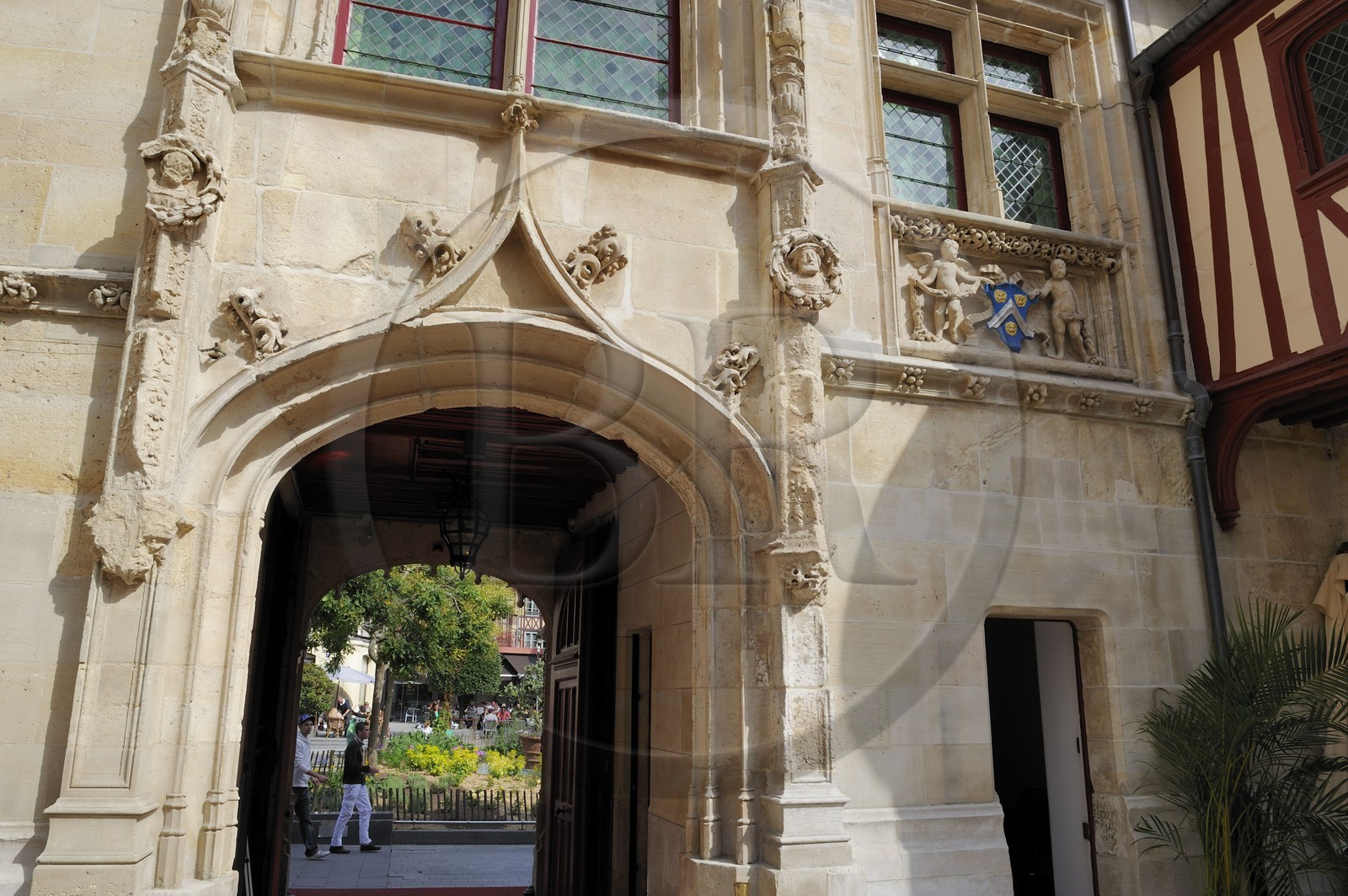 France, Seine-Maritime (76), Rouen, place de la Pucelle, Hôtel de Bourgtheroulde a été bati dans la première moitié du XVIe siècle par Guillaume Le Roux et présente les influences conjointes du gothique flamboyant et de la Renaissance