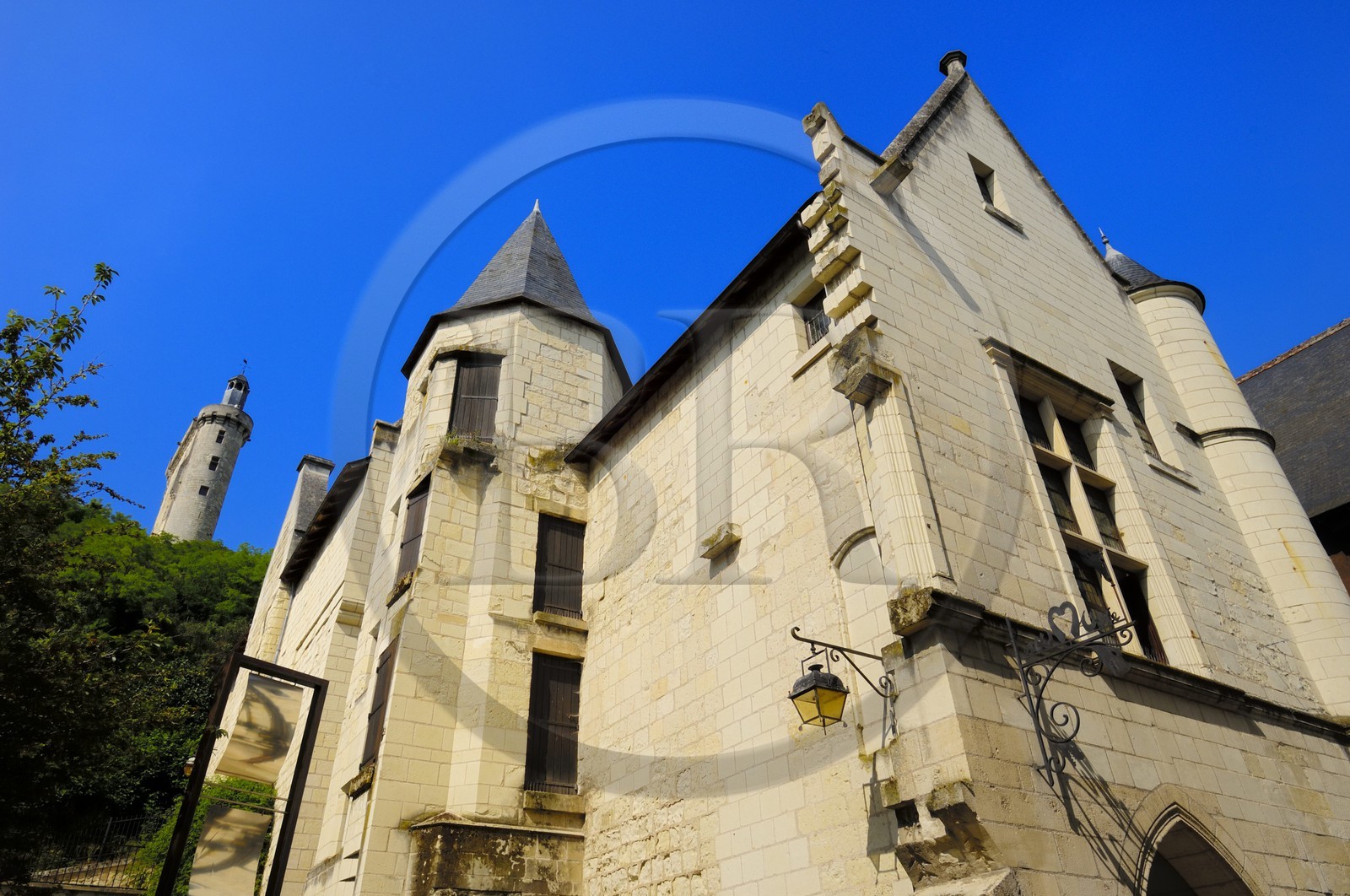 France, Indre et Loire (37), Vallée de la Loire classée Patrimoine Mondial de l'UNESCO, Chinon, l'Hôtel des Etats Généraux au Grand Carroi (rue Voltaire) et la tour de l'Horloge du château (musée Jeanne d'Arc)