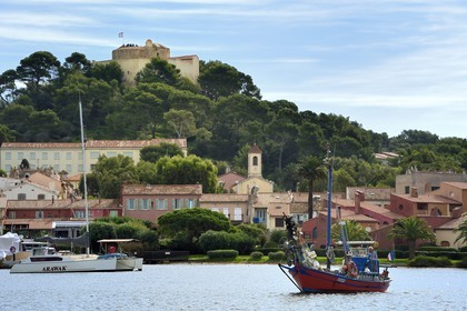 France, Var (83), Iles d'Hyères, parc national de Port Cros, Ile de Porquerolles, Bernard Samuel dit Sam le pêcheur sur son pointu (bateau) Le Corailleur quittant le port de Porquerolles dominé par le Fort Sainte-Agathe