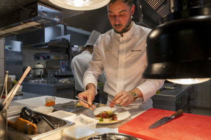France, Côte-d'Or (21), les climats de Bourgogne classés Patrimoine Mondial de l'UNESCO, Beaune, Restaurant Le Clos du Cèdre, le jeune chef étoilé Jordan Billan en cuisine