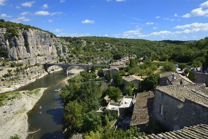 France, Ardèche (07), Balazuc, labellisé Les Plus Beaux Villages de France, kayaks descendant la rivière Ardèche