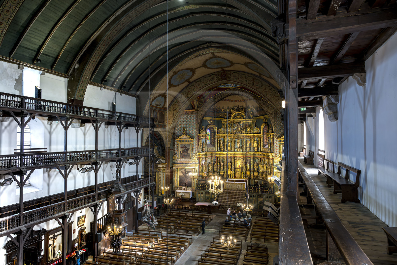 France, Pyrénées-Atlantiques (64), Pays-Basque, Saint-Jean-de-Luz, l'église Saint-Jean-Baptiste, retable du XVIIème siècle en bois doré et les galeries en bois de la nef