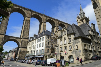 France, Finistère (29), Morlaix, place des Otages, le viaduc et l'église Saint-Melaine