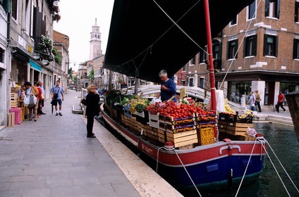 Italie, Vénétie, Venise, marchand des quatre saisons sur son bateau