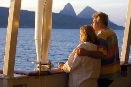 Caraïbes, île de Sainte-Lucie, couple d'amoureux à bord du Royal Clipper observant le Piton (de Soufrière)
