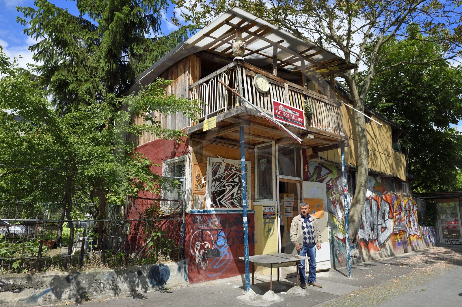 Allemagne, Berlin, quartier de Kreuzberg, Baumhaus an der Mauer est une maison de deux étages à Bethaniendamm en bordure de l'ancien Mur de Berlin construite par un immigré turc Osman Kalin