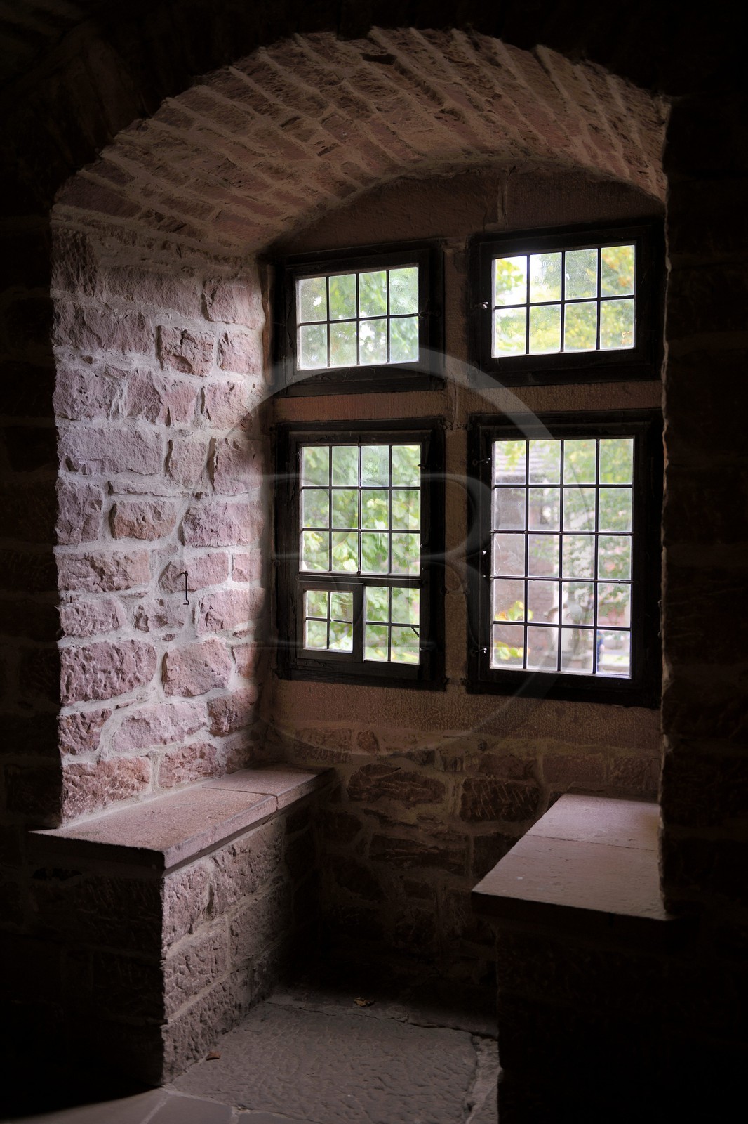 France, Bas-Rhin (67), le château du Haut-Koenigsbourg, façade intérieure du Grand Bastion, fenêtre