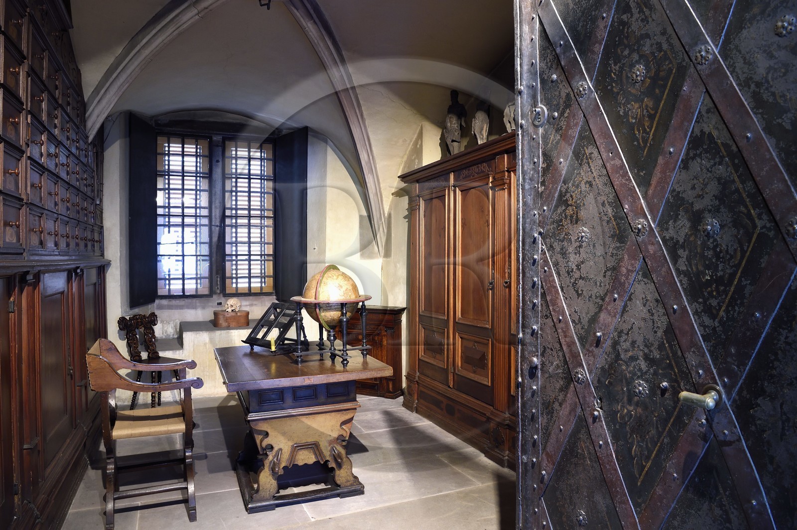 France, Bas-Rhin (67), Strasbourg, vieille ville classée au Patrimoine Mondial de l'UNESCO, musée de l'Oeuvre Notre Dame et Arts du Moyen-Age, le coffre-fort des archives et le bureau de l'intendant derrière une porte blindée