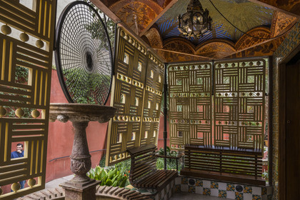 Espagne, Catalogne, Barcelone, Casa Vicens (1883 - 1885) de l'architecte du modernisme catalan Antoni Gaudi, site classé au Patrimoine Mondial de l'UNESCO, fenêtre en saillie donnant sur le jardin et fermée par des jalousies en bois japonisantes