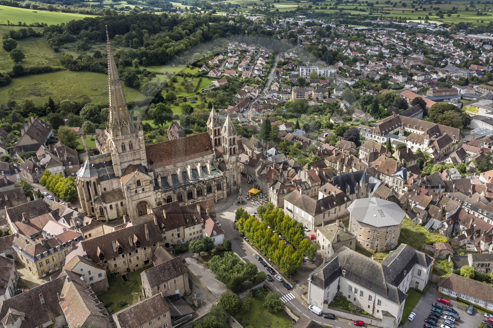 France, Saône-et-Loire (71), Autun, la cathédrale Saint-Lazare, le musée Rolin actuel à droite sera étendu aux deux batiments voisins qui bordent la place Saint-Louis à savoir la prison circulaire du XIXe siècle et l’ancien Palais de Justice à droite (vue aérienne)