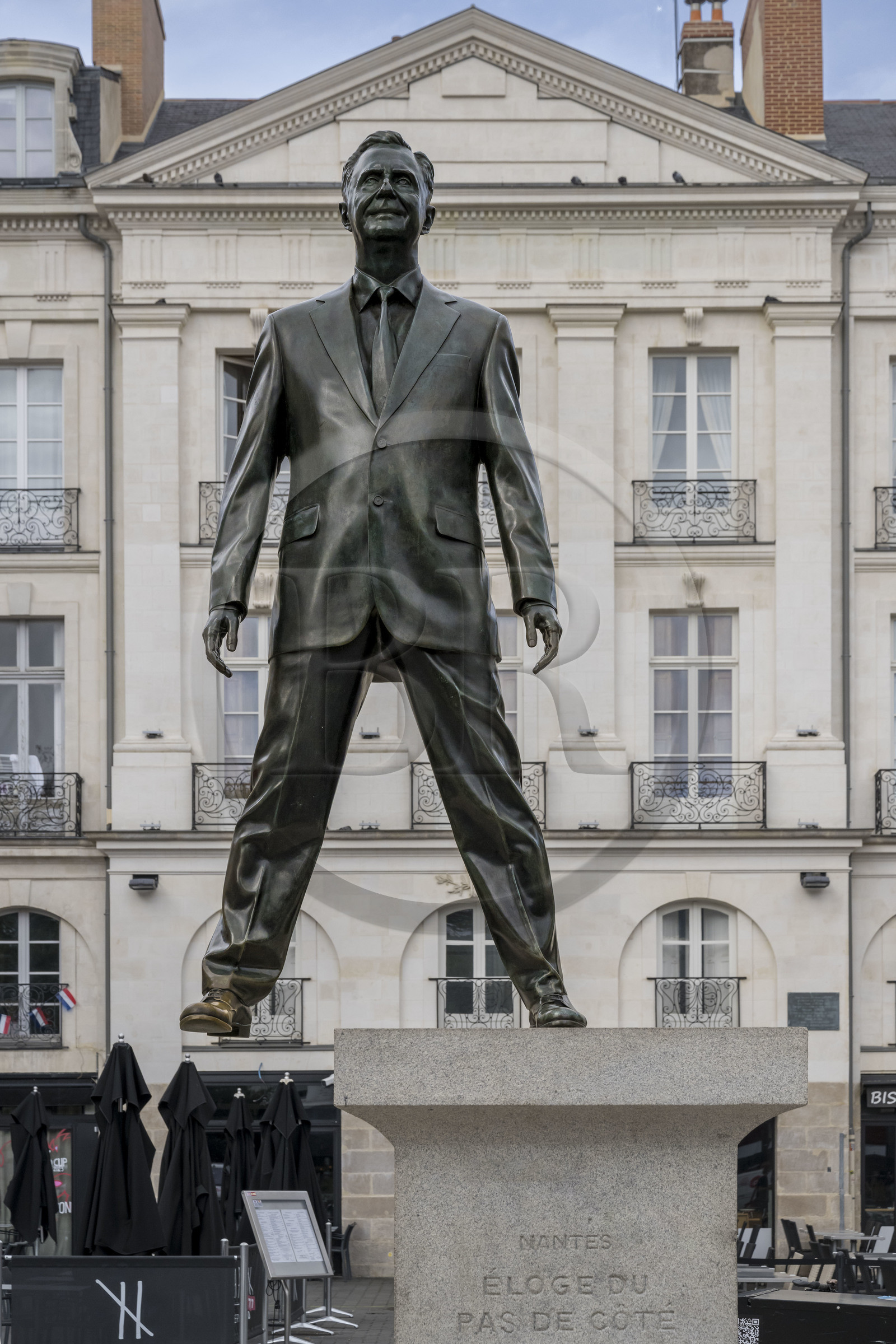 France, Loire-Atlantique (44), Nantes, quartier Bouffay, Place du Bouffay, statue Eloge du Pas de Côté de l'artiste Philippe Ramette