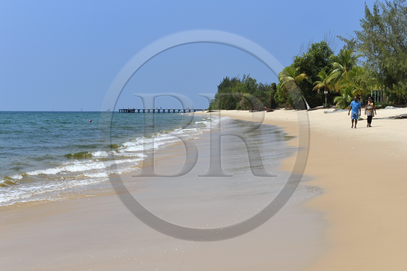 Gabon, province de l'Estuaire, plage de la Pointe Denis qui fait face à Libreville de l'autre côté de l'Estuaire du Gabon