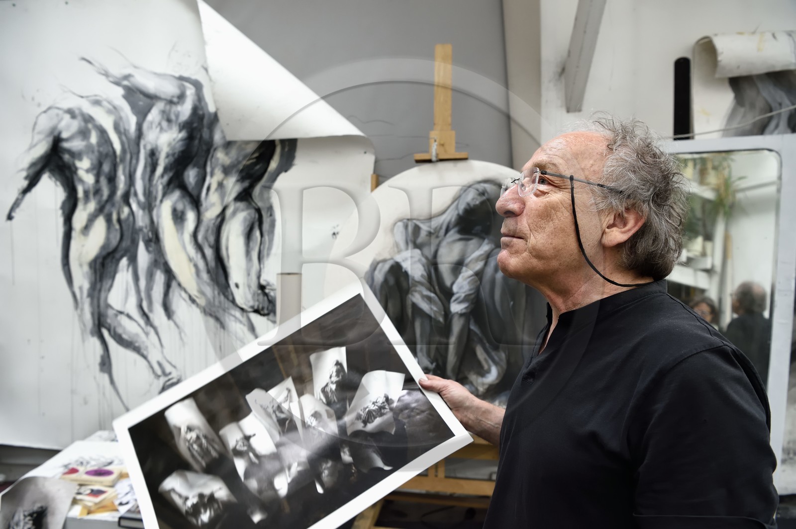 France, Ivry-sur-Seine (94), l'artiste plasticien Ernest Pignon-Ernest dans son atelier