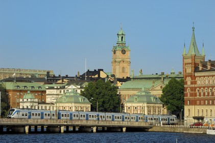 Suède, Stockholm, île de Gamla Stan (vieille ville), métro aérien devant la cathédrale