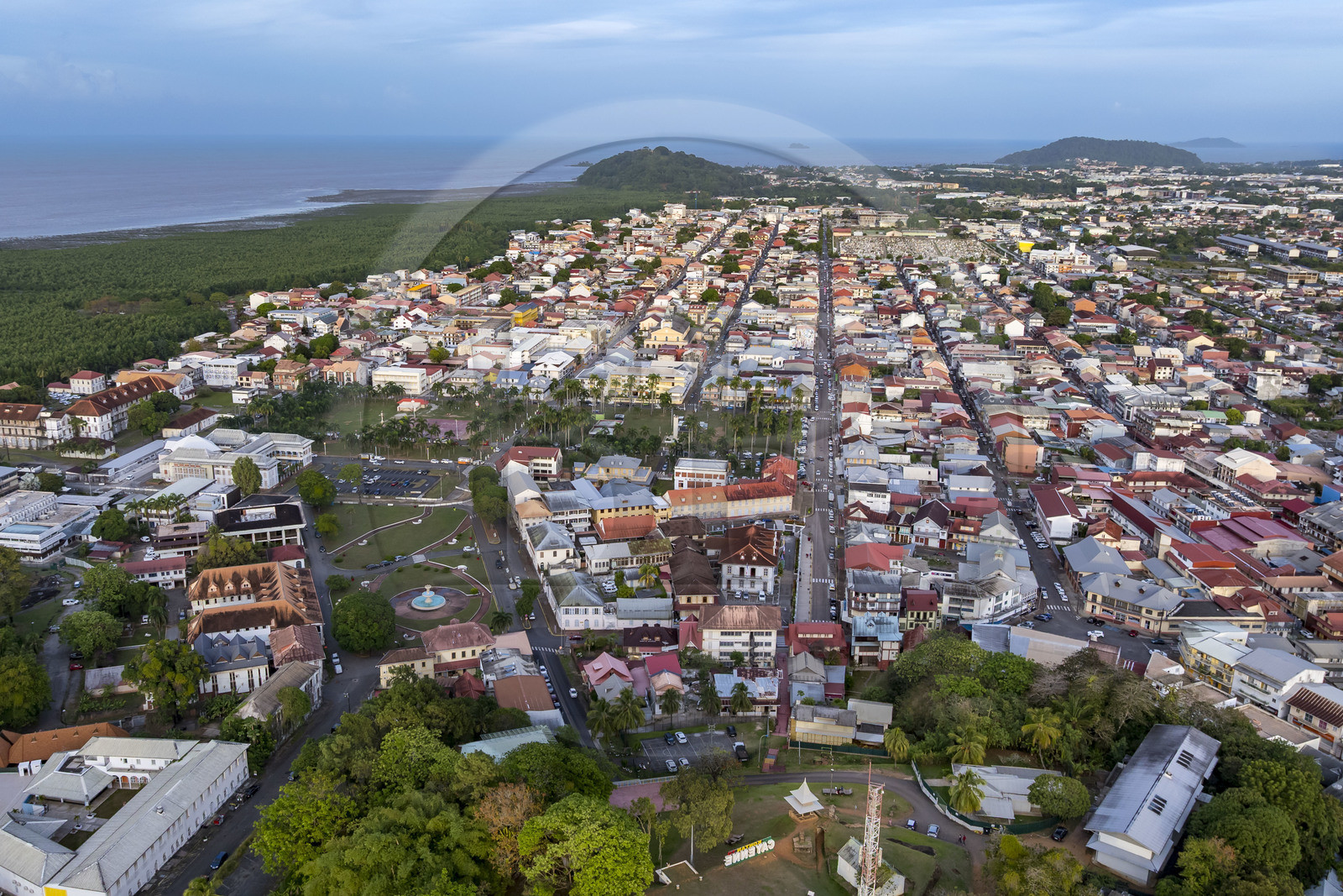 France, Guyane, Cayenne, vue de la presqu'ile de Cayenne bordée de mangrove depuis le fort Cépérou au premier plan (vue aérienne)