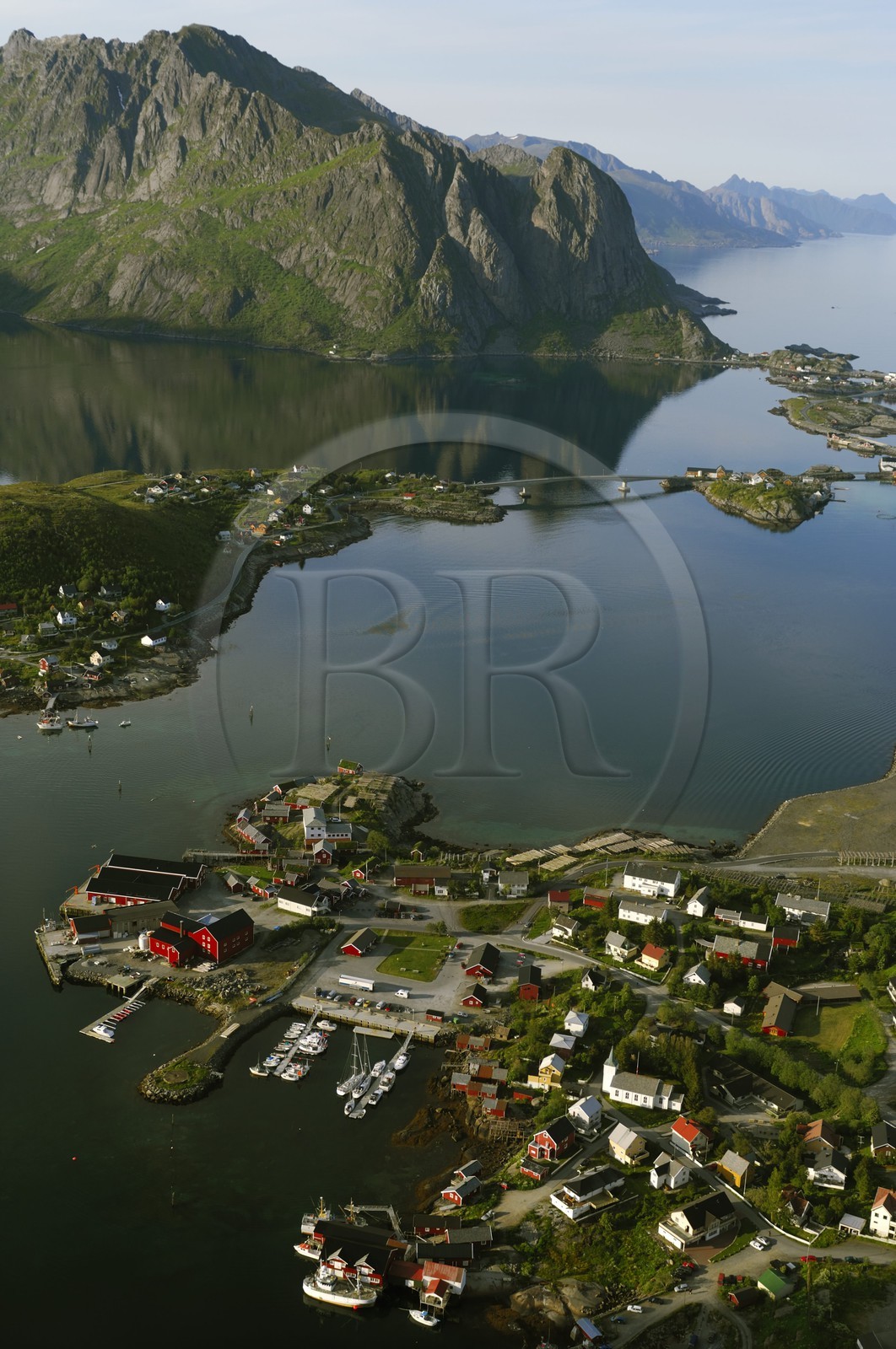Norvège, Nordland, Iles Lofoten, Ile de Moskenes, village de pêcheurs de Reine (vue aérienne)