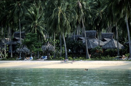 Thaïlande, Archipel de Ko Phi Phi, île de Phi Phi Don, Loh Ba Kao Bay, resort de luxe Pee Pee island village