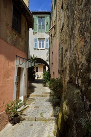 France, Alpes-Maritimes (06), Coaraze, labellisé Les Plus Beaux Villages de France, ruelle et pontis (passage couvert)