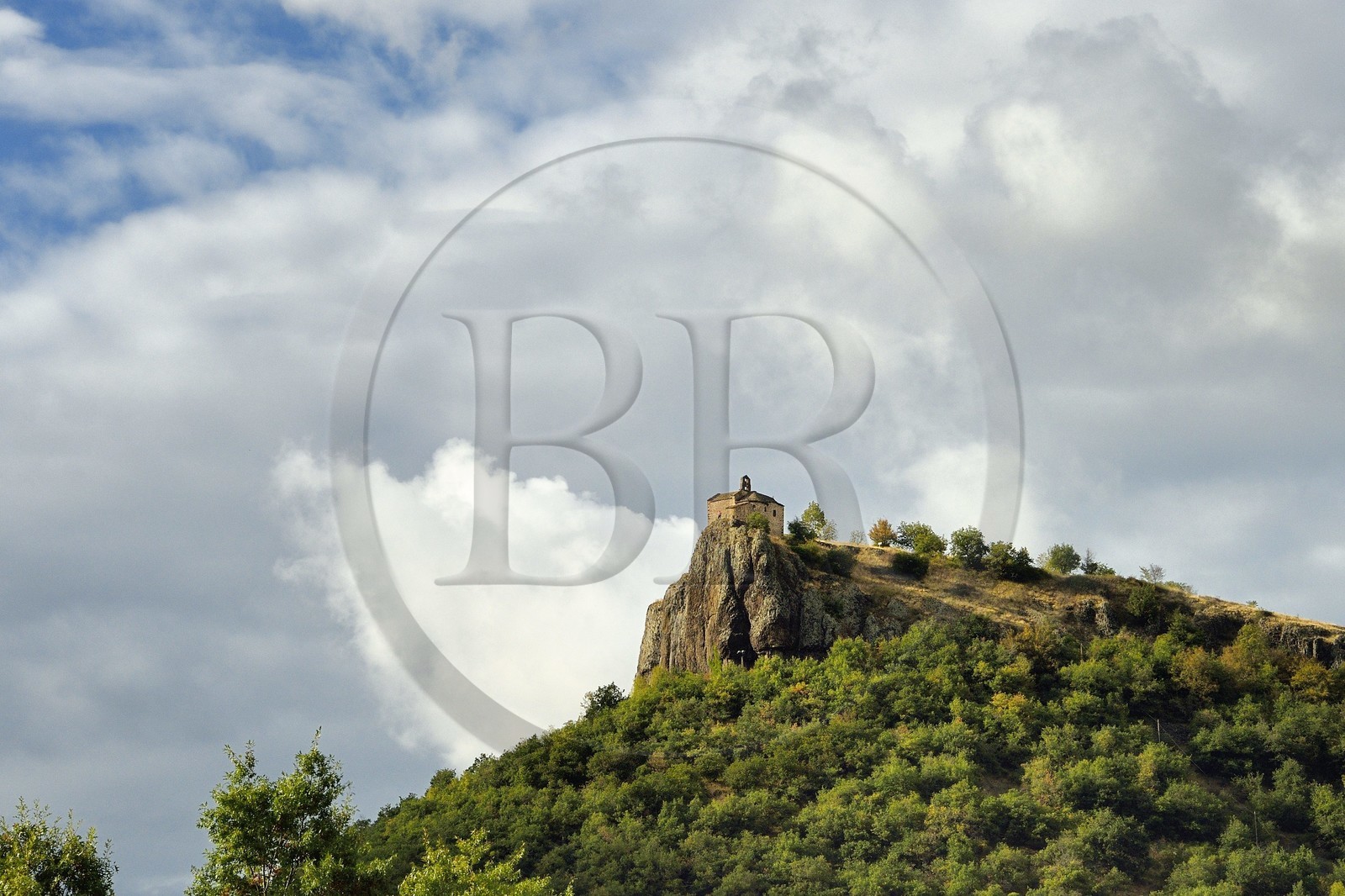 France, Cantal (15), Massiac, la chapelle Sainte-Madeleine de Chalet au bord d’un éperon basaltique qui surplombe la vallée de l’Alagnon
