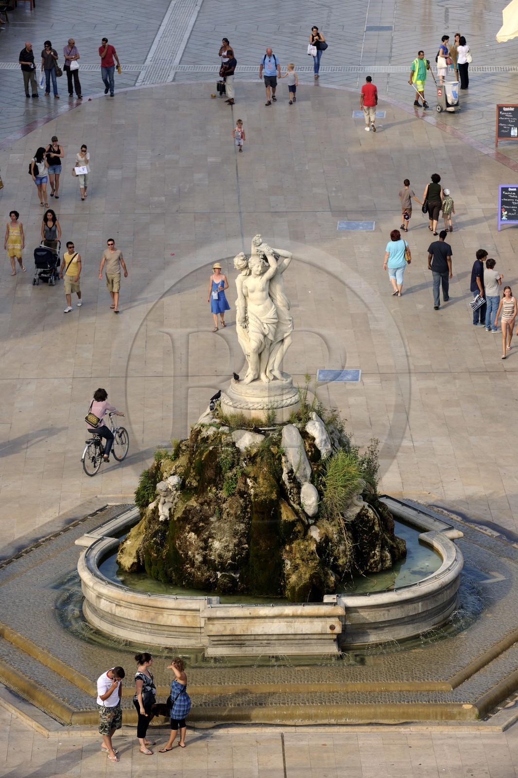 France, Hérault (34), Montpellier, Place de la Comédie, fontaine des Trois Grâces