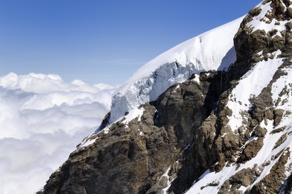 Suisse, Canton de Berne, Oberland bernois, massif de la Jungfrau (3 454 m) dit le toit de l' Europe, classé Patrimoine Mondial de l'UNESCO, glacier sur la voie du Nollen sur la montagne de Mönch depuis l'observatoire du Sphinx