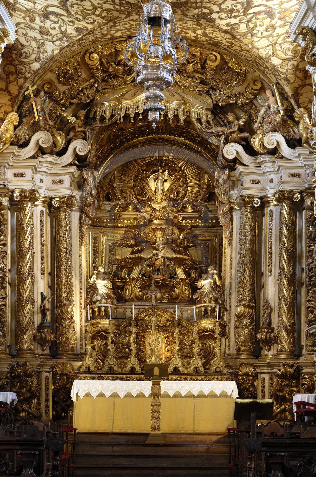 Brésil, Etat du Minas Gerais, Tirandentes, Matriz de Santo Antonio, église Saint-Antoine, maître-autel recouvert de feuilles d'or et statue de Saint-Antoine (Route de l'or, Estrada Real)