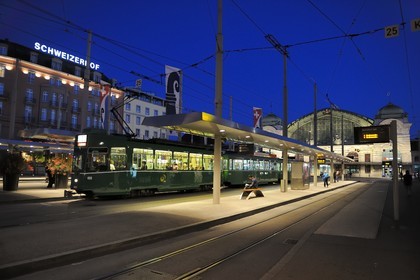 Suisse, Bâle, tram devant la gare SBB