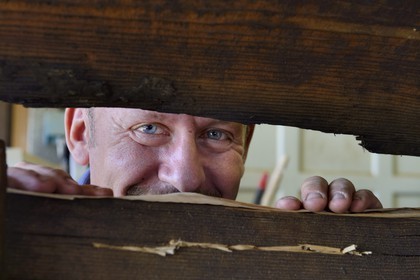 France, Bas-Rhin (67), Muttersholtz, le Grand Ried, le batelier Patrick Unterstock réparant une barque à fond plat en bois