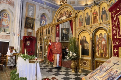 France, Corse-du-Sud (2A), Cargèse, église Saint Spyridon grecque catholique de rite oriental, messe de la fête du basilic (exaltation de la Sainte-Croix) par l’archimandrite Athanase