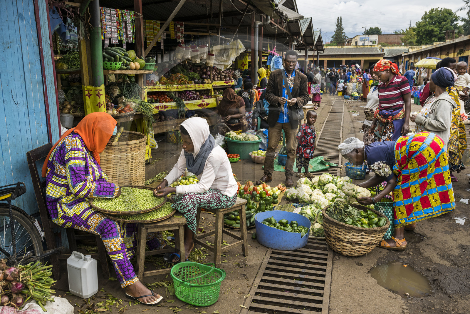 Rwanda, Province du Nord, Musanze (anciennement nommée Ruhengeri), le marché central, femmes écossant des petits pois