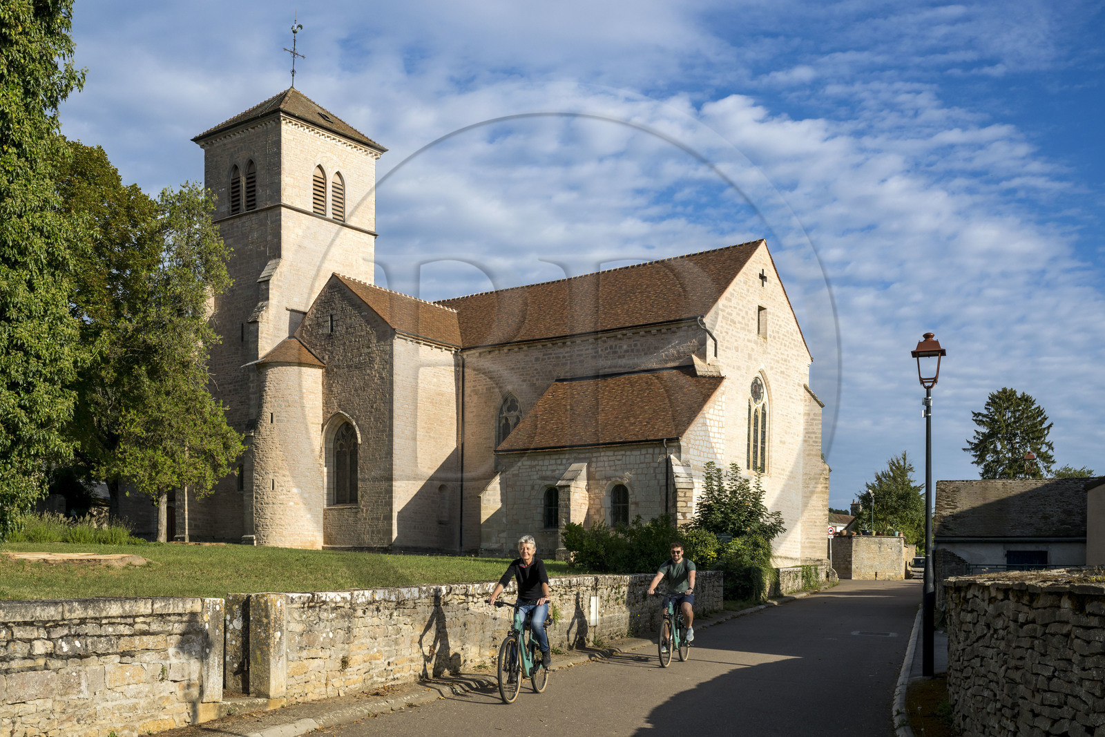 France, Côte-d'Or (21), Paysage culturel des climats de Bourgogne classés Patrimoine Mondial de l'UNESCO, Route des Grands Crus, vignoble de la Côte de Nuits, Gevrey-Chambertin, l’église romane de Saint-Aignan