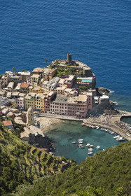 Italie, Ligurie, Cinque Terre, parc national des Cinque Terre classé Patrimoine Mondial de l'UNESCO, village de Vernazza et son port