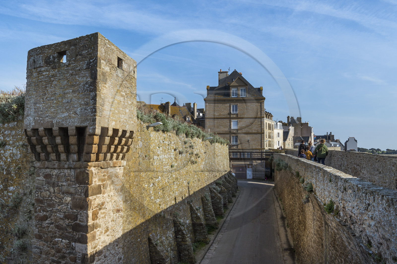 France, Ille-et-Vilaine (35), Côte d'Emeraude, Saint-Malo, les remparts du jardin de la place du Québec