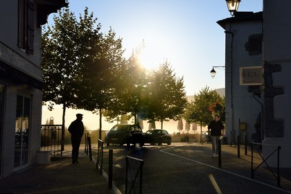 France, Pyrénées-Atlantiques (64), Pays-Basque, Cambo-les-Bains, le boulevard des Terrasses au bord de la Nive au petit matin