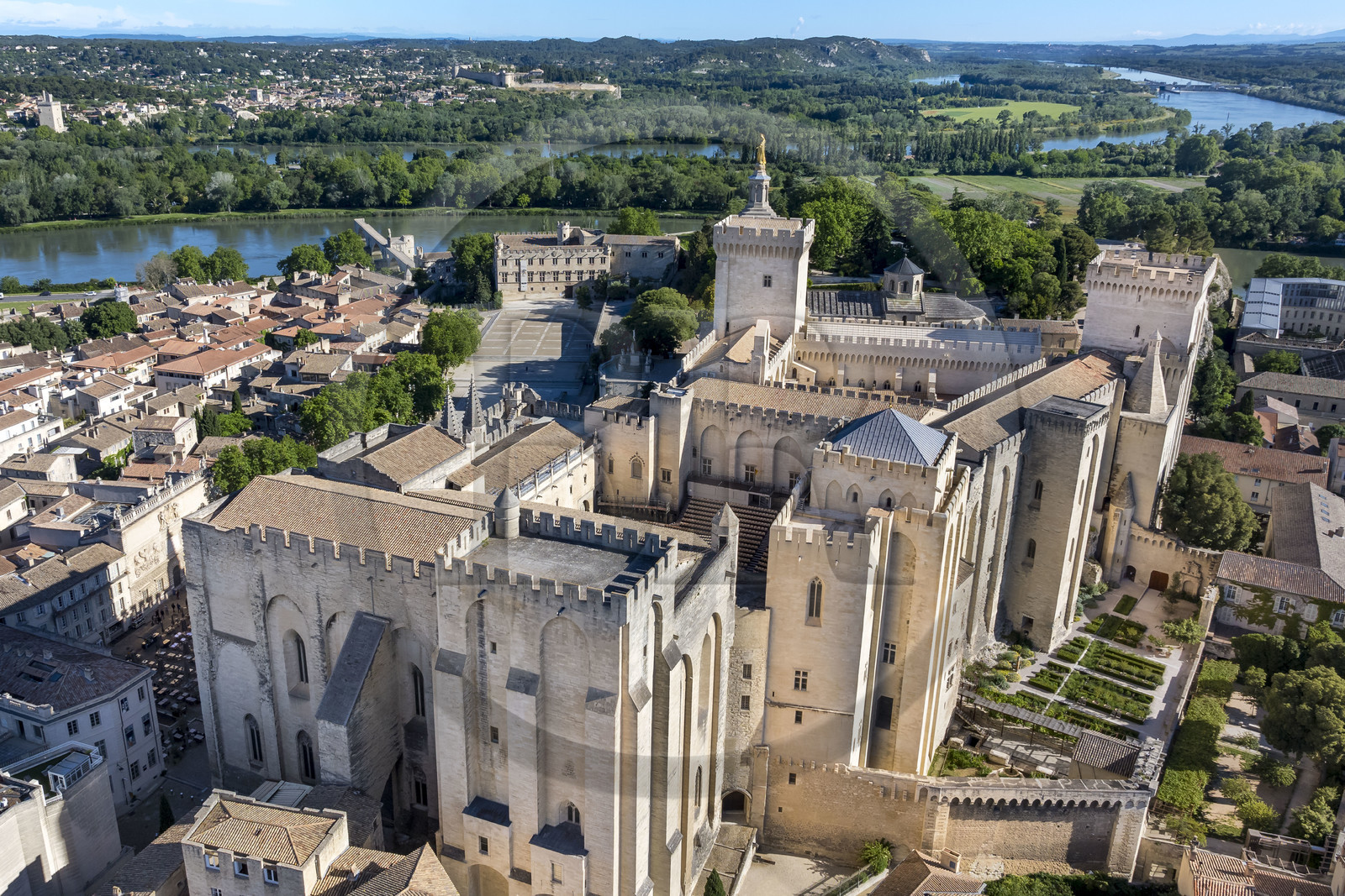 France, Vaucluse (84), Avignon, Palais des Papes classé Patrimoine mondial de l'UNESCO, et les bras du Rhône en arrière plan, la facade sud-Est (vue aérienne)