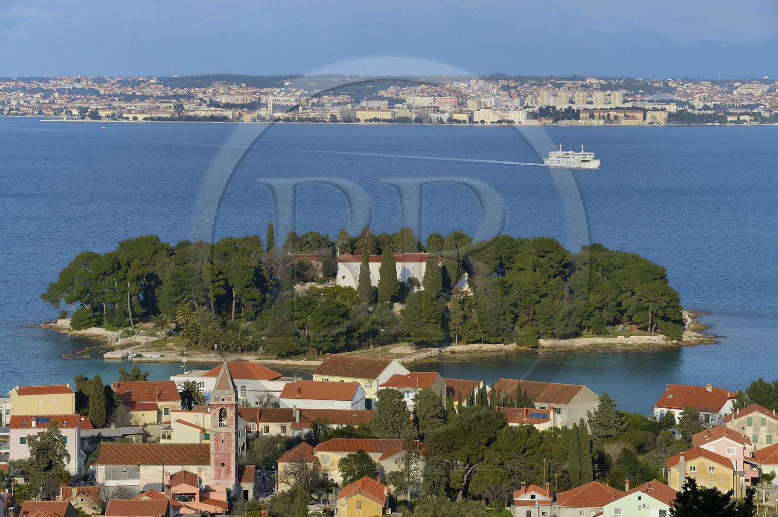 Croatie, Dalmatie, côte dalmate, Ile d’Ugljan, Preko, Monastère Franciscain de l'îlot Galovac, Zadar en arrière plan