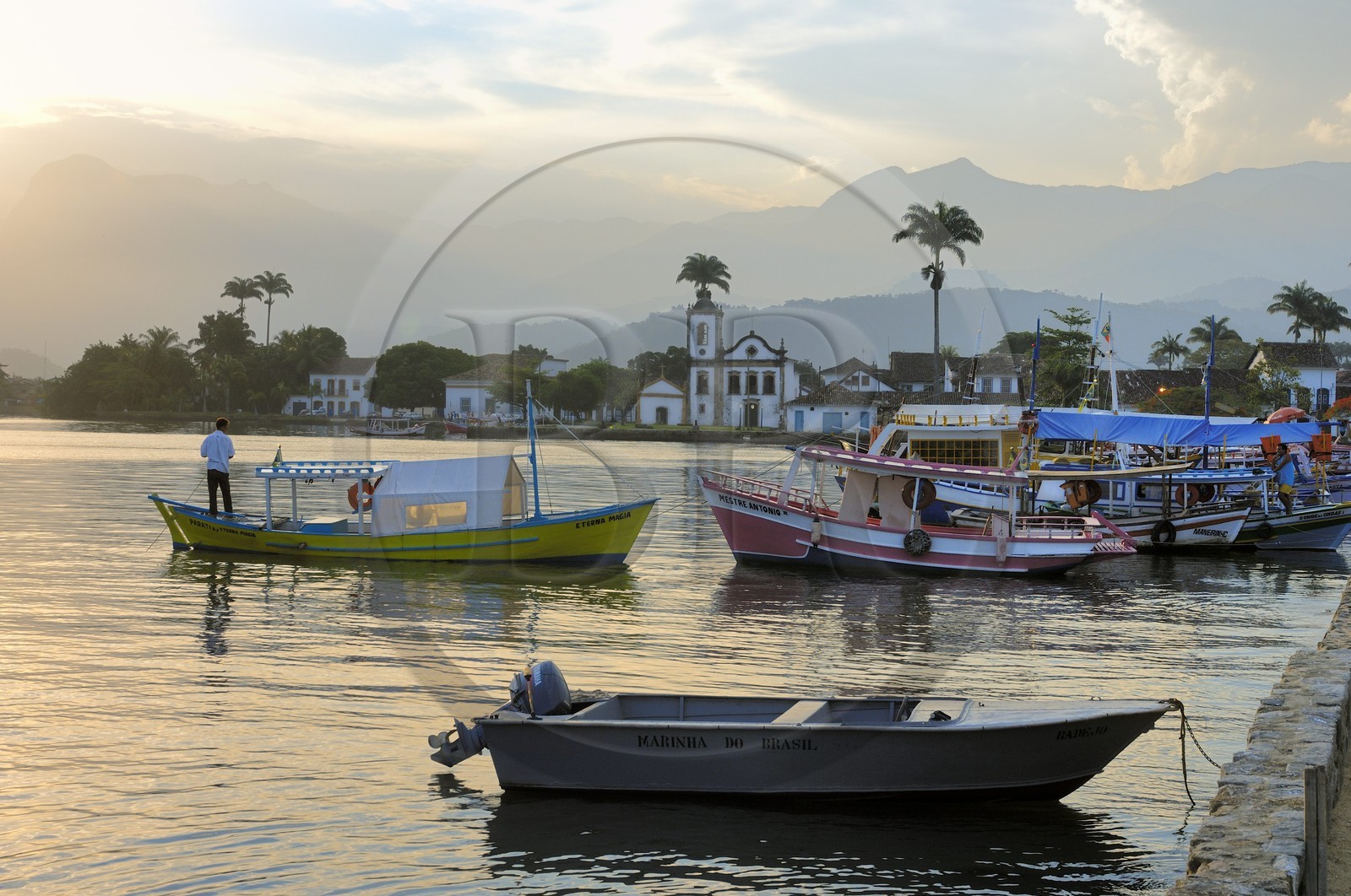 Brésil, état de Rio de Janeiro, la Costa Verde, Parati, ville coloniale fondée en 1667 pour exporter l'or brésilien, le port et l'église Santa Rita en arrière plan (Route de l'or, Estrada Real)