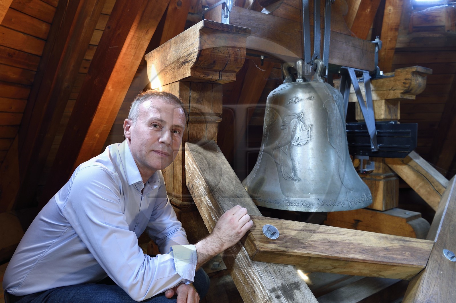France, Bas-Rhin (67), Strasbourg, vieille ville classée au Patrimoine Mondial de l'UNESCO, la cathédrale Notre-Dame, le campanologue du diocèse Olivier Tarozzi dans le toit de la tour Klotz qui comporte six cloches qui sonnent les messes de semaine mais aussi les baptêmes, mariages et décès des paroissiens