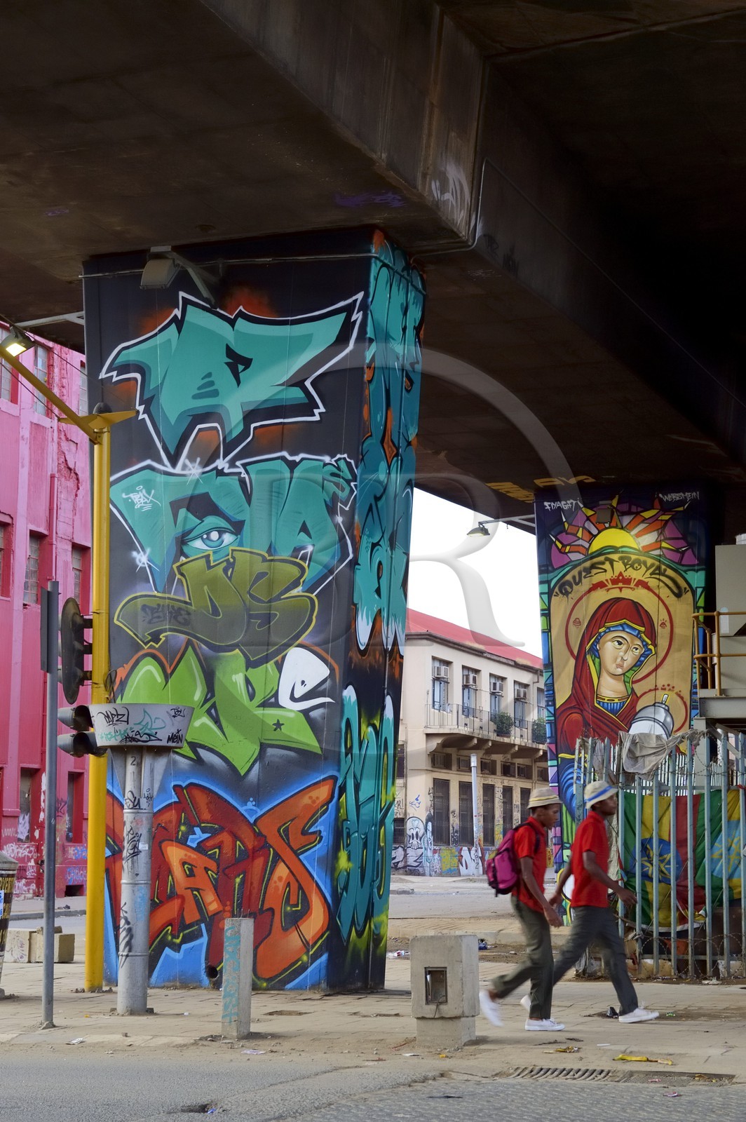 Afrique du Sud, province de Gauteng, Johannesburg, CBD (Central Business District), Newtown, peintures murales sous l'autoroute M1 De villiers Graaff motorway