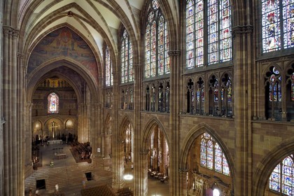 France, Bas-Rhin (67), Strasbourg, vieille ville classée au Patrimoine Mondial de l'UNESCO, la cathédrale Notre-Dame, le choeur roman et la nef gothique avec son triforium