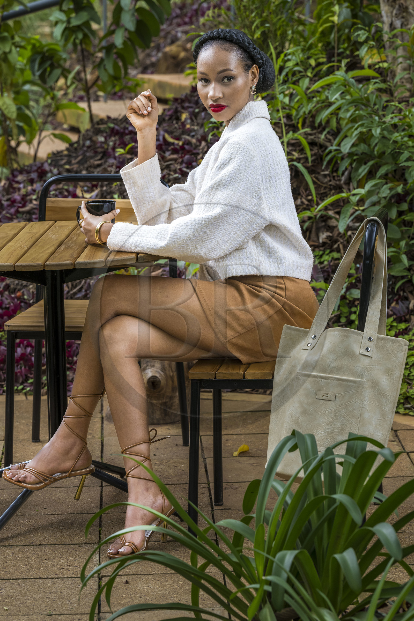 Rwanda, Kigali, Norrsken House Kigali, la mannequin Winnie Shema Tumusiime met en valeur la collection de sac de la marque Flove made in Rwanda