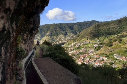 Portugal, Ile de Madère, randonnée de Machico à Porto da Cruz par le Vereda do Larano, marche le long de la levada dos Maroços et Machico en arrière plan