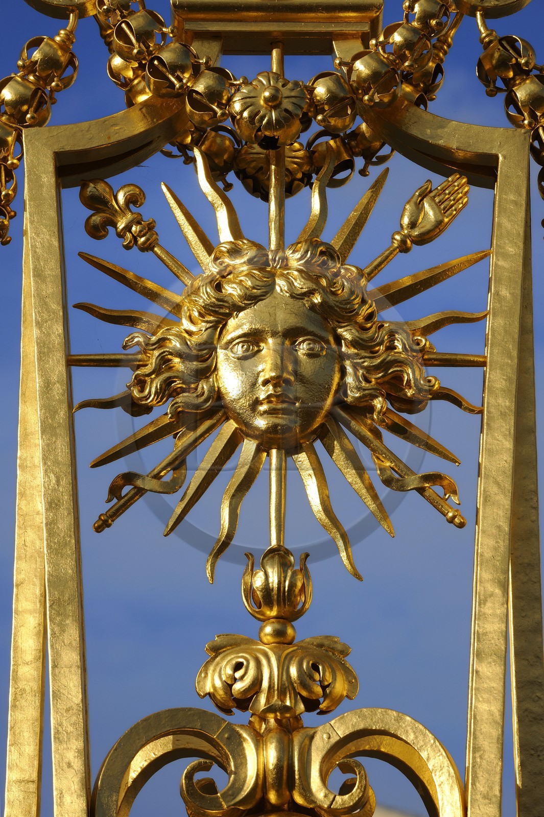 France, Yvelines (78), château de Versailles, classé Patrimoine Mondial de l'UNESCO, détail de la grille royale dessinée par Mansart séparant la cour royale restaurée en juin 2008