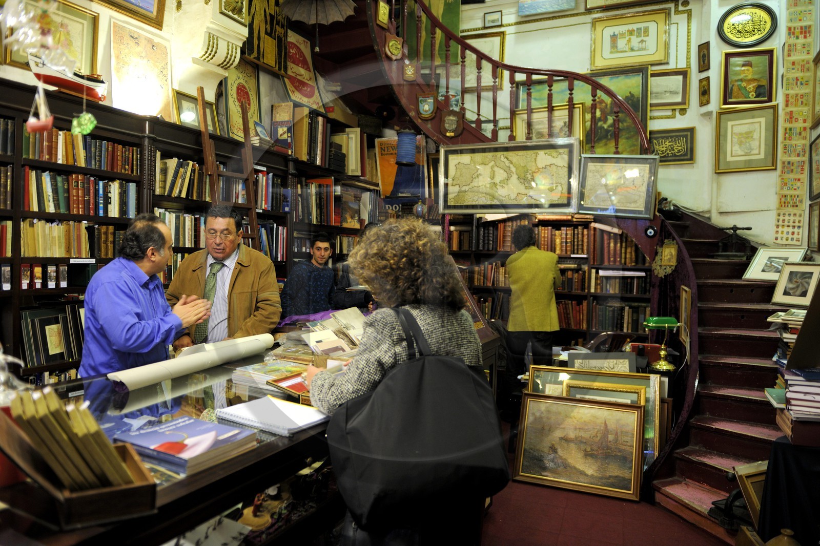 Turquie, Istanbul, quartier de Beyoglu, bouquiniste sur Istiklal Caddesi dans la ville européenne