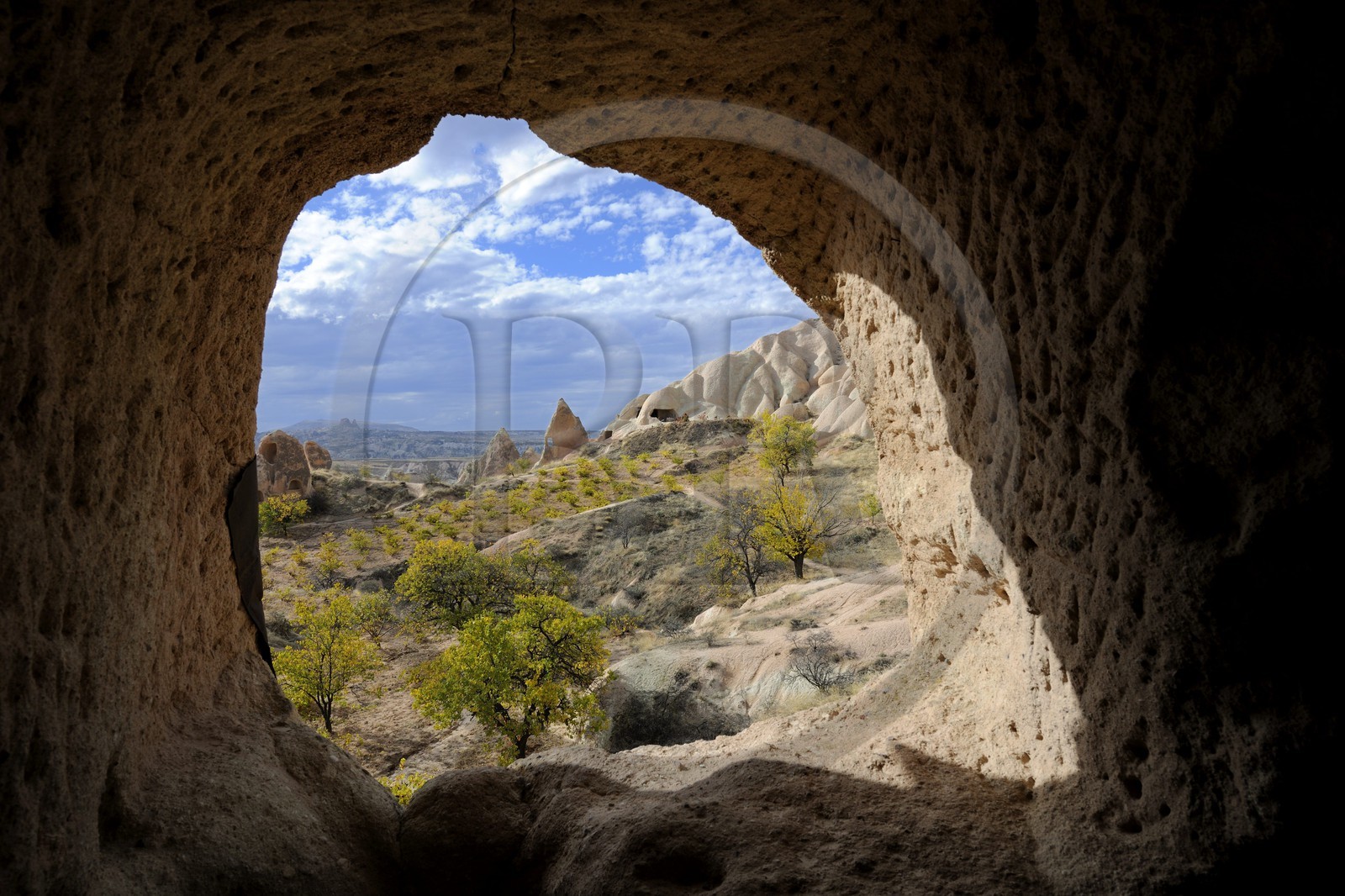 Turquie, Anatolie Centrale, province de Nevsehir, Cappadoce classée Patrimoine Mondial de l'UNESCO, vallon de Kizil Çukur (vallée Rouge) et vignes sur le versant occidental du massif de l'Ak Tepe vers Çavusin