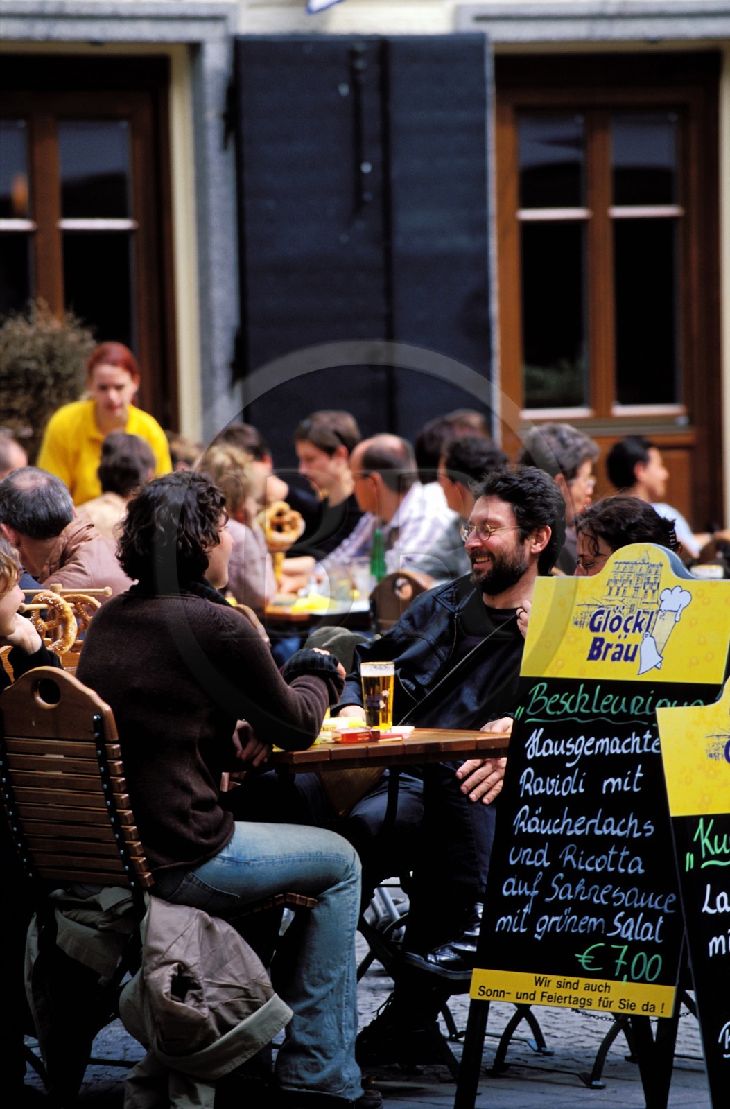 Autriche, Styrie, Graz, Glockenspielplatz (place du Carillon) terrasse de restaurant