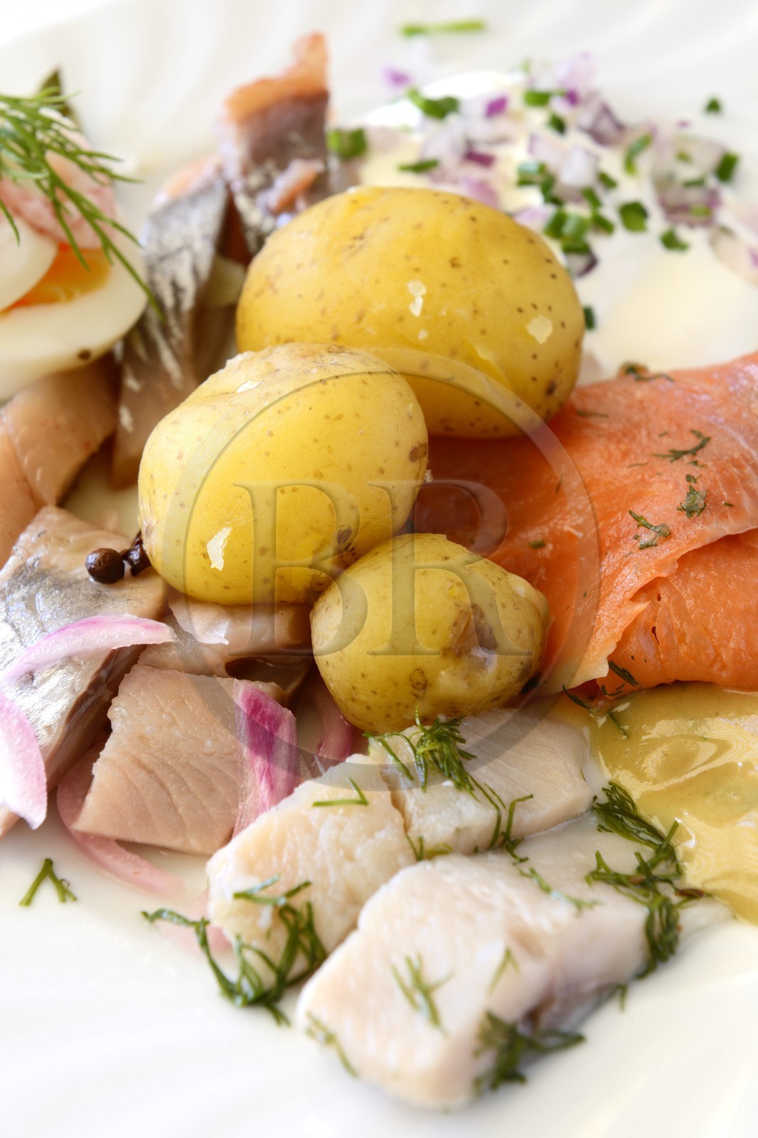 Suède, comté de Dalécarlie, Leksand, plat traditionnel suédois avec du saumon fumé, du hareng et des pommes de terre